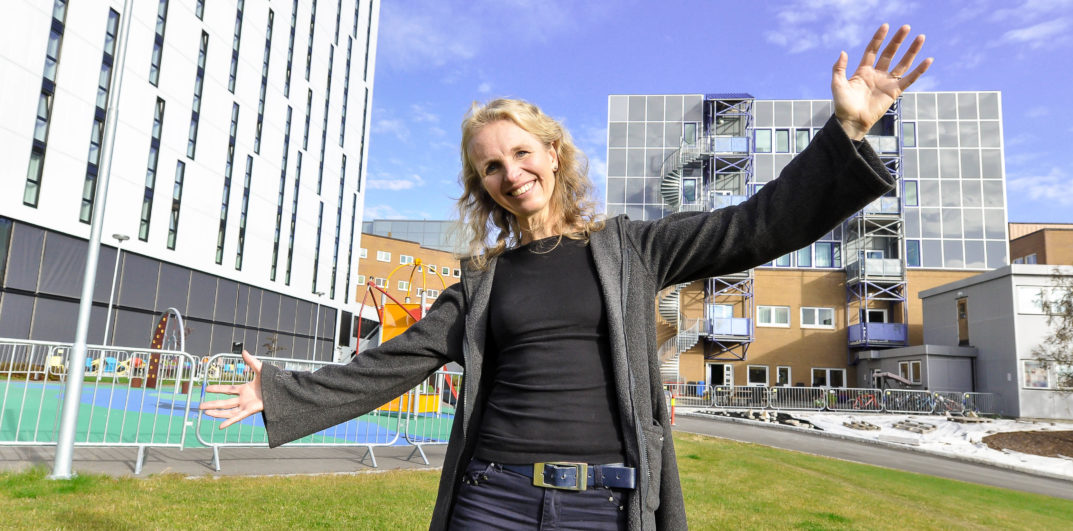 En kvinne med armene hevet