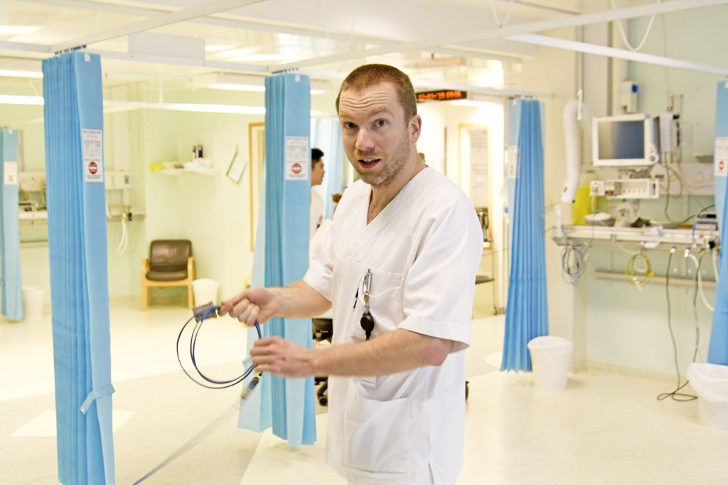 En mann i hvit laboratoriefrakk