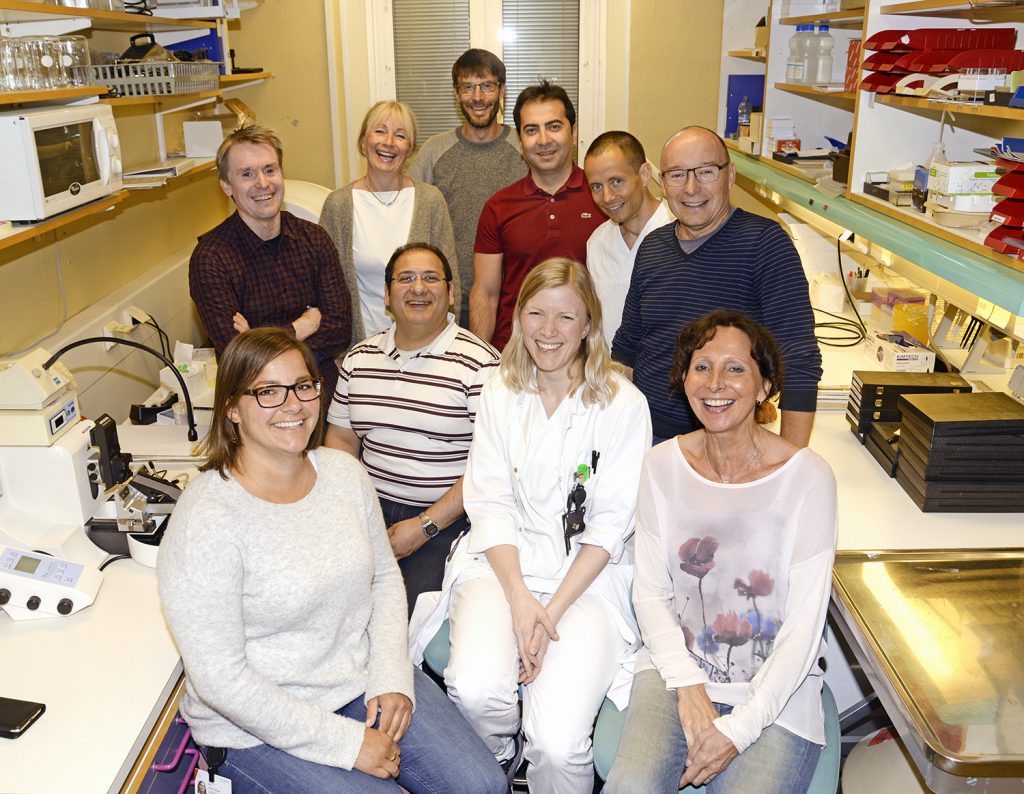 En gruppe mennesker som poserer for et bilde