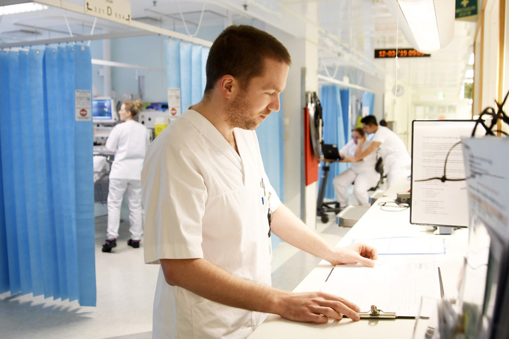 En mann som jobber ved en datamaskin