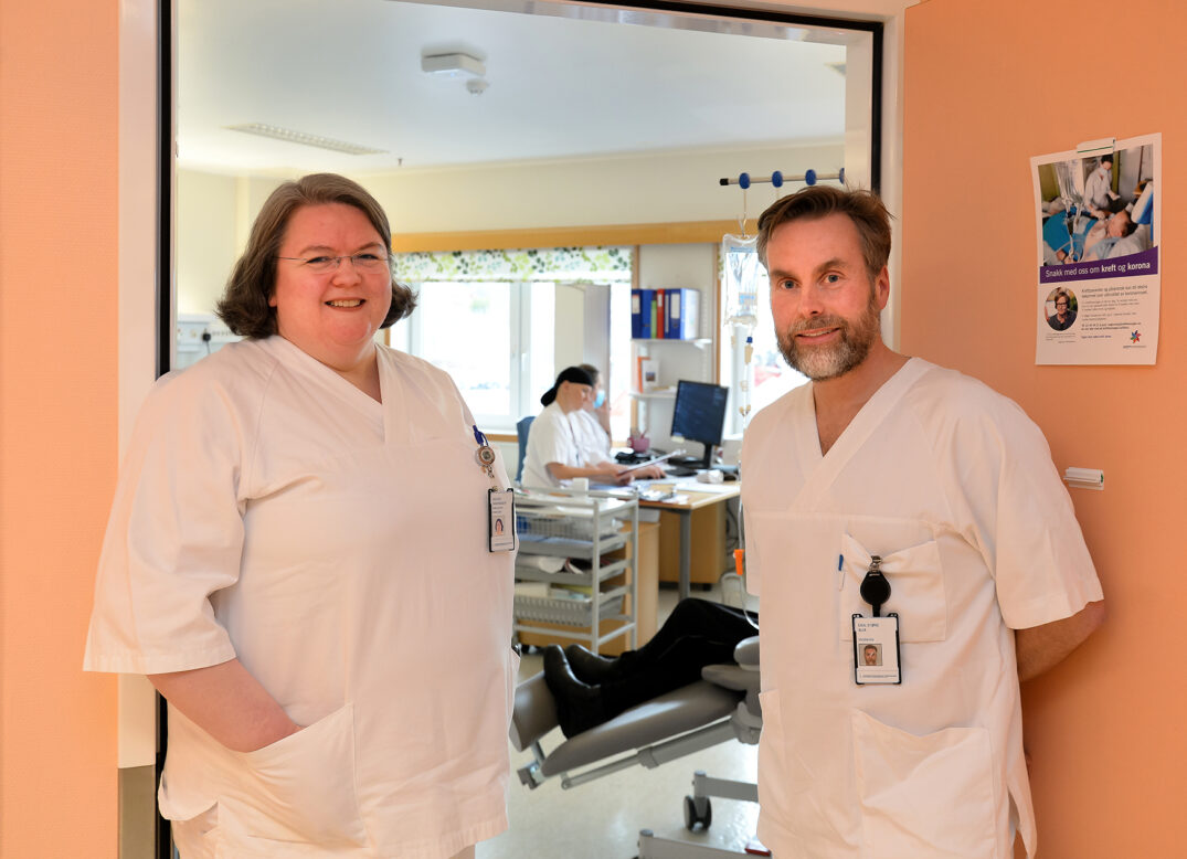 En mann og en kvinne i et rom med medisinsk utstyr