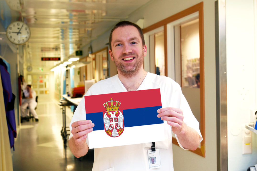 En person som holder et flagg