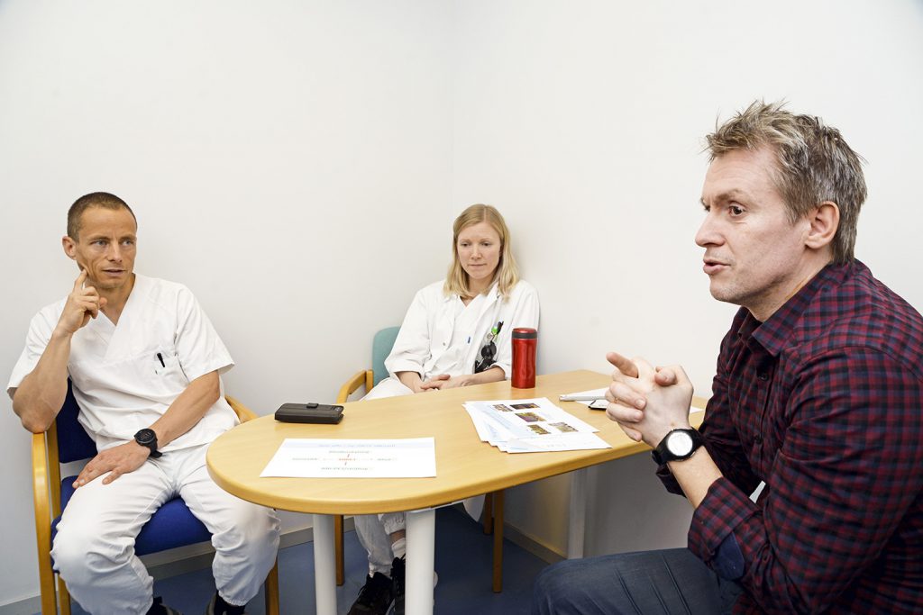 En gruppe mennesker som sitter rundt et bord