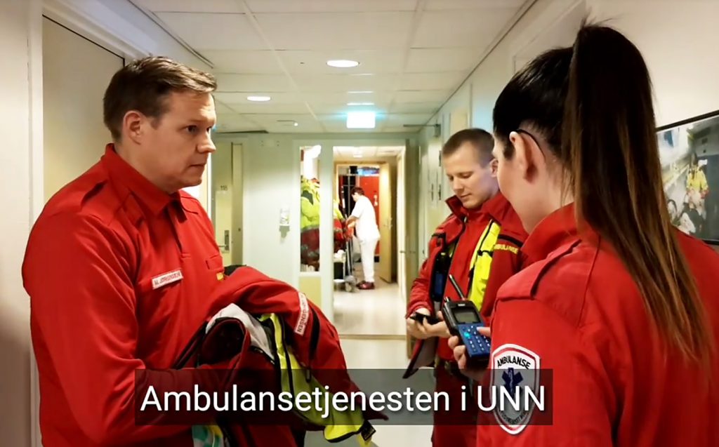 En gruppe mennesker i en korridor