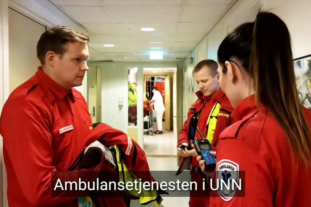 En gruppe mennesker i en korridor