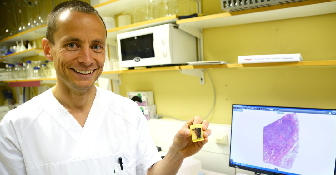 En person som holder en brikke