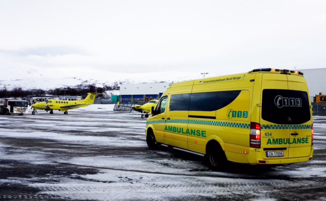 En gul varebil med helikopter på toppen