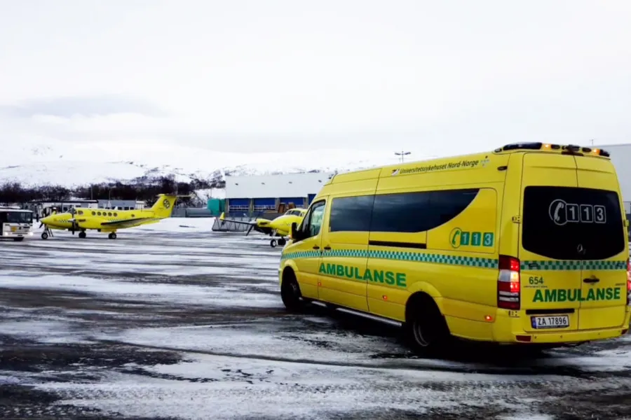 En gul varebil med helikopter på toppen