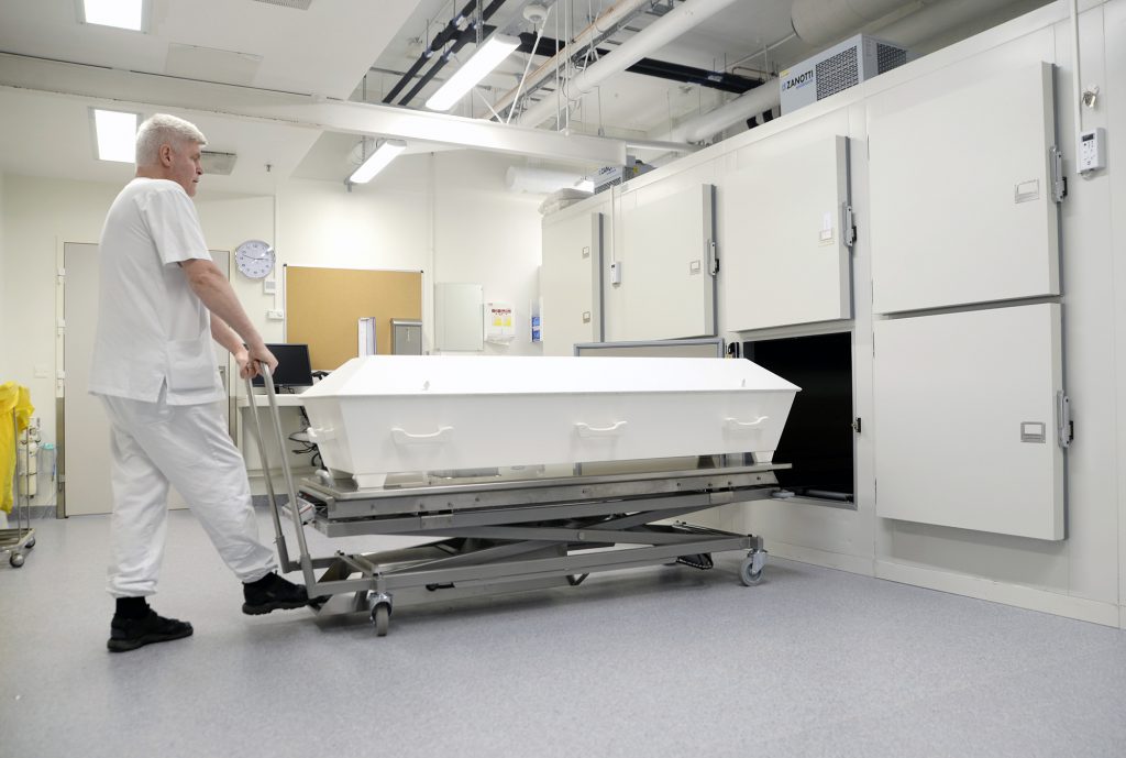 En mann som skyver en vogn