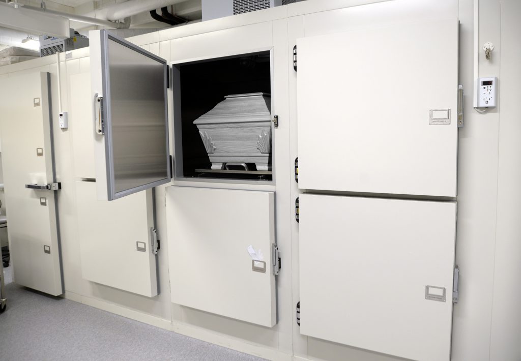 Et stort hvitt kjøleskap