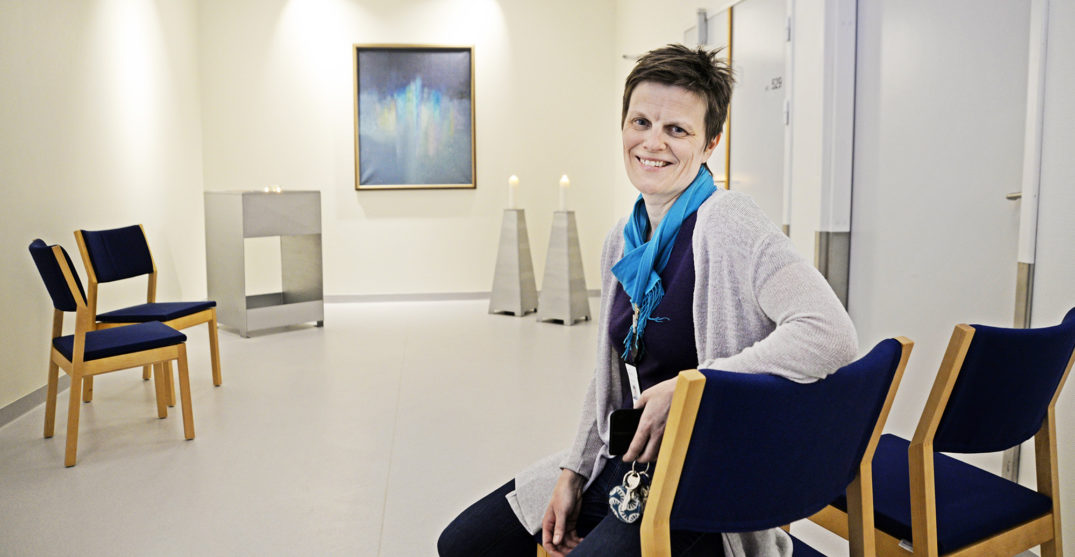 En person som sitter i en stol