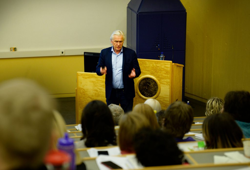 Leder for Nyfødtscreeningen i Norge, Rolf D. Pettersen holder foredrag om resultater og status så langt for Regionalt Perinatalkurs i Tromsø. Foto: Rune Stoltz Bertinussen