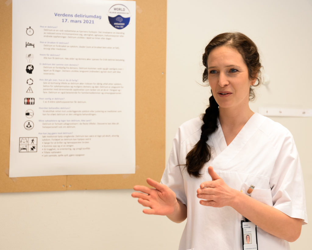 En kvinne i hvit frakk