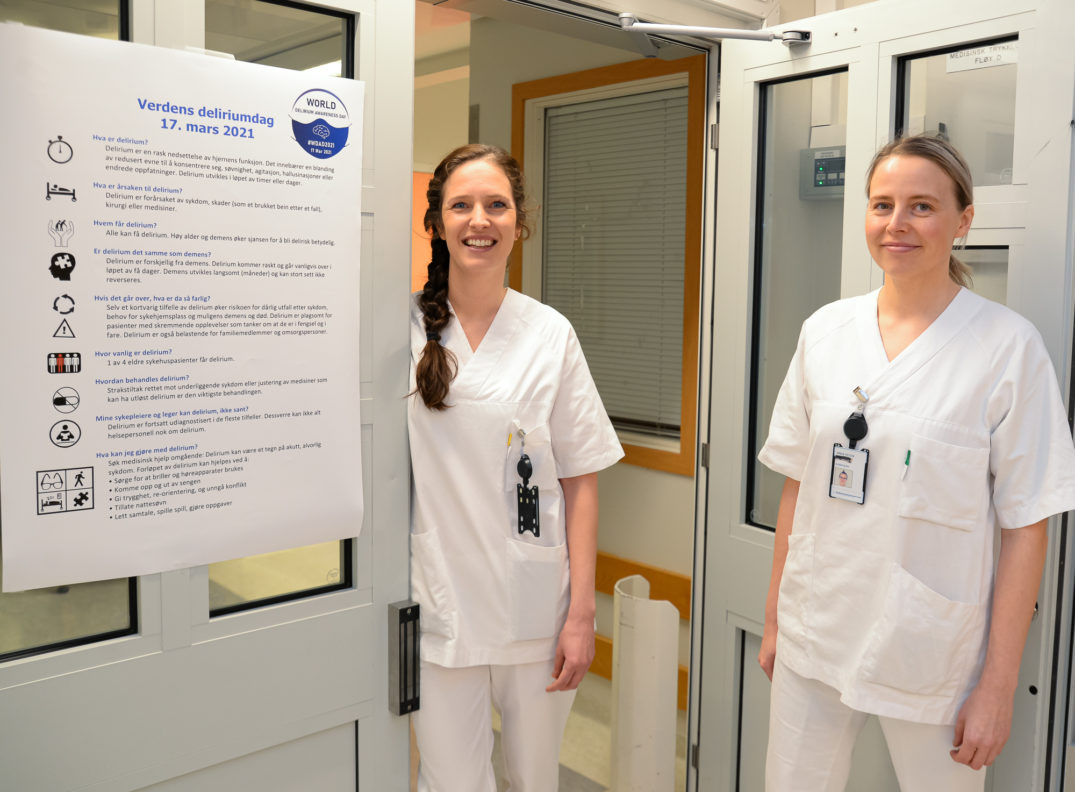 Et par kvinner i hvite laboratoriefrakker