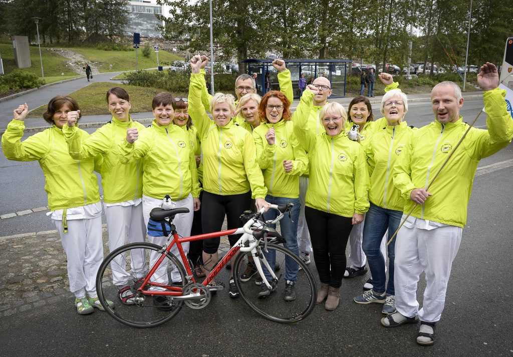 Denne gjengen med UNN-ansatte ble belønnet for å sykle til jobb i fjor sommer. De fikk tildelt sykkeljakker med UNN-logo i forbindelse med Arctic Race of Norway i Tromsø. Foto: Per-Christian Johansen