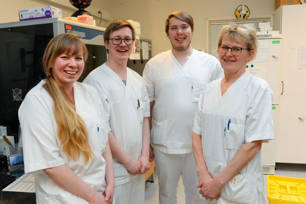 En gruppe mennesker iført hvite laboratoriefrakker