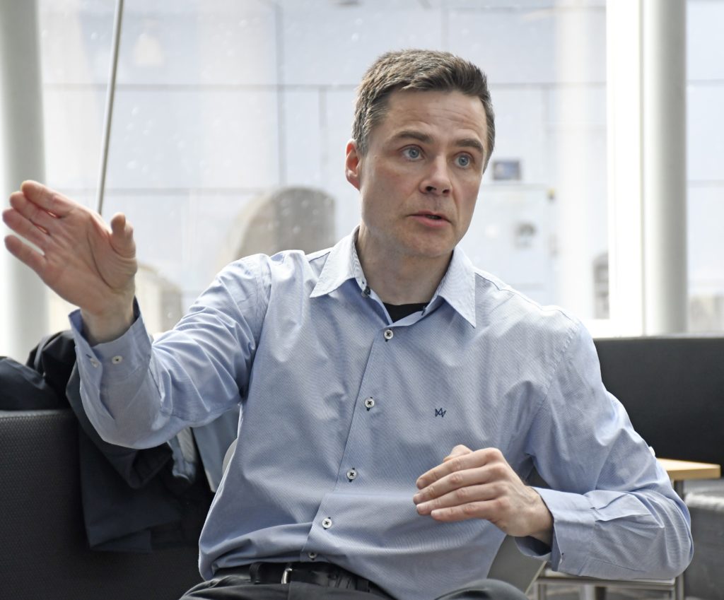 En mann i blå skjorte