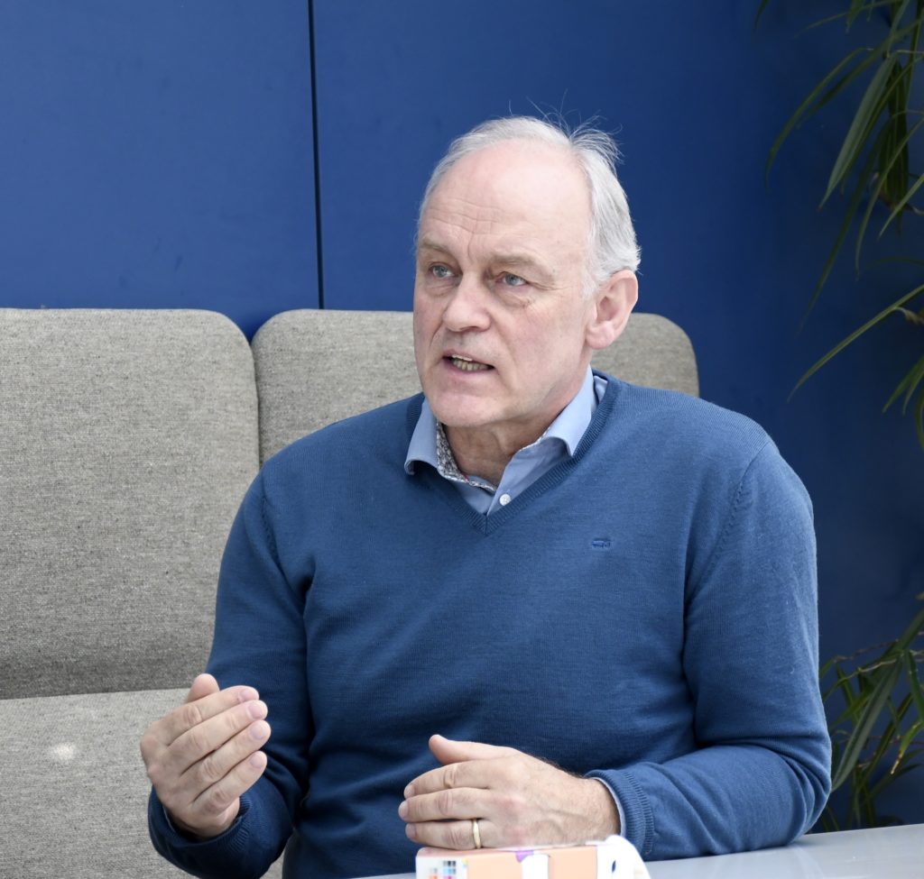 En mann som sitter i en sofa