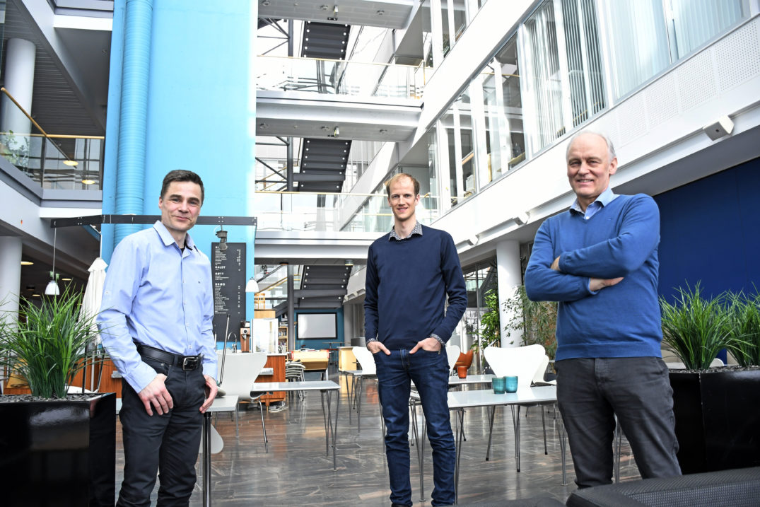 En gruppe menn som står i et rom