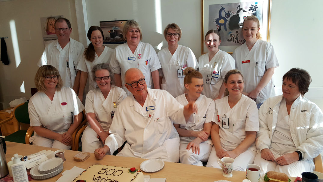 En gruppe mennesker i hvite laboratoriefrakker