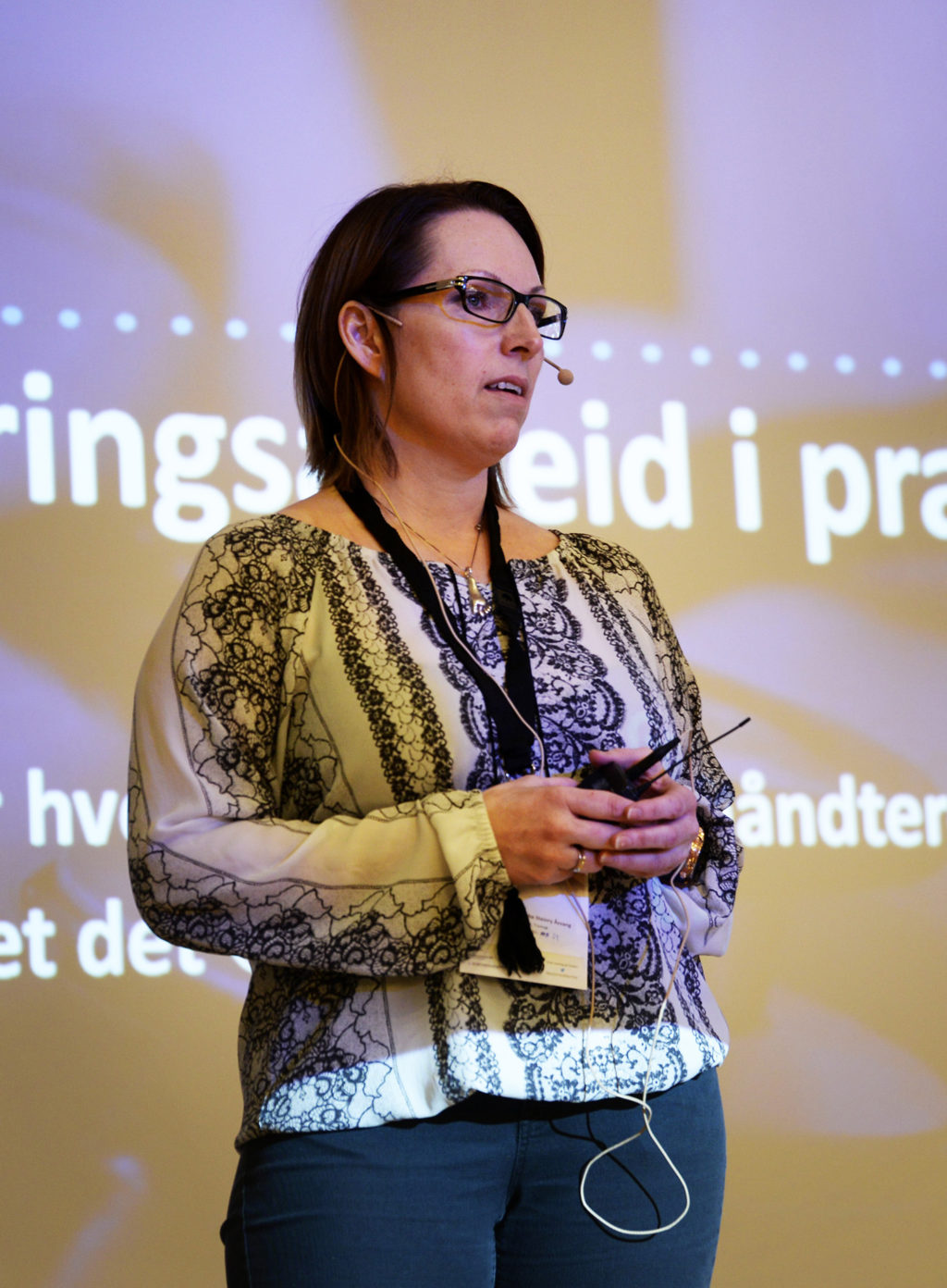 En kvinne med briller