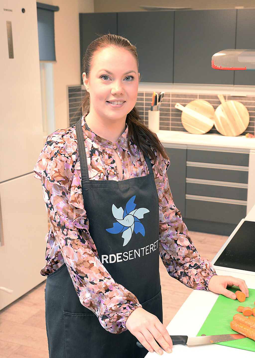 En person som holder en kniv