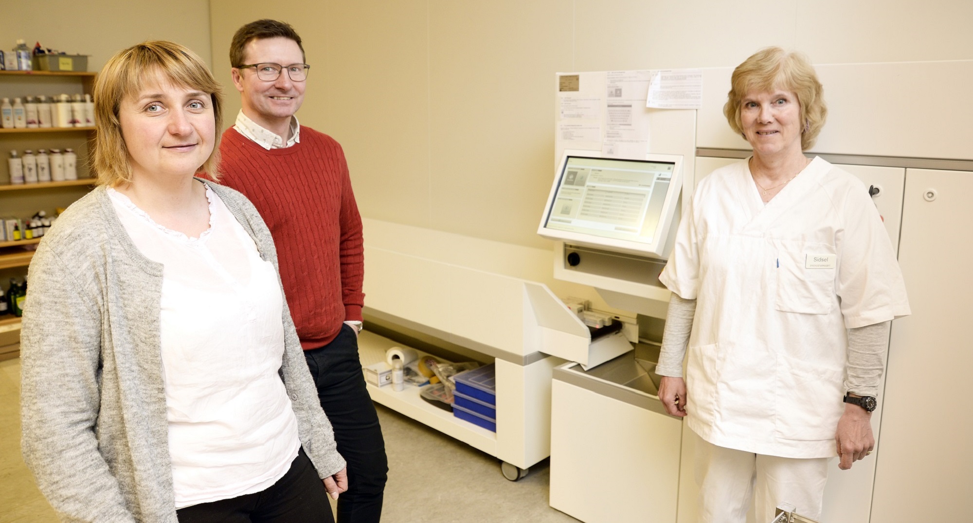 Noen kvinner som står i et rom