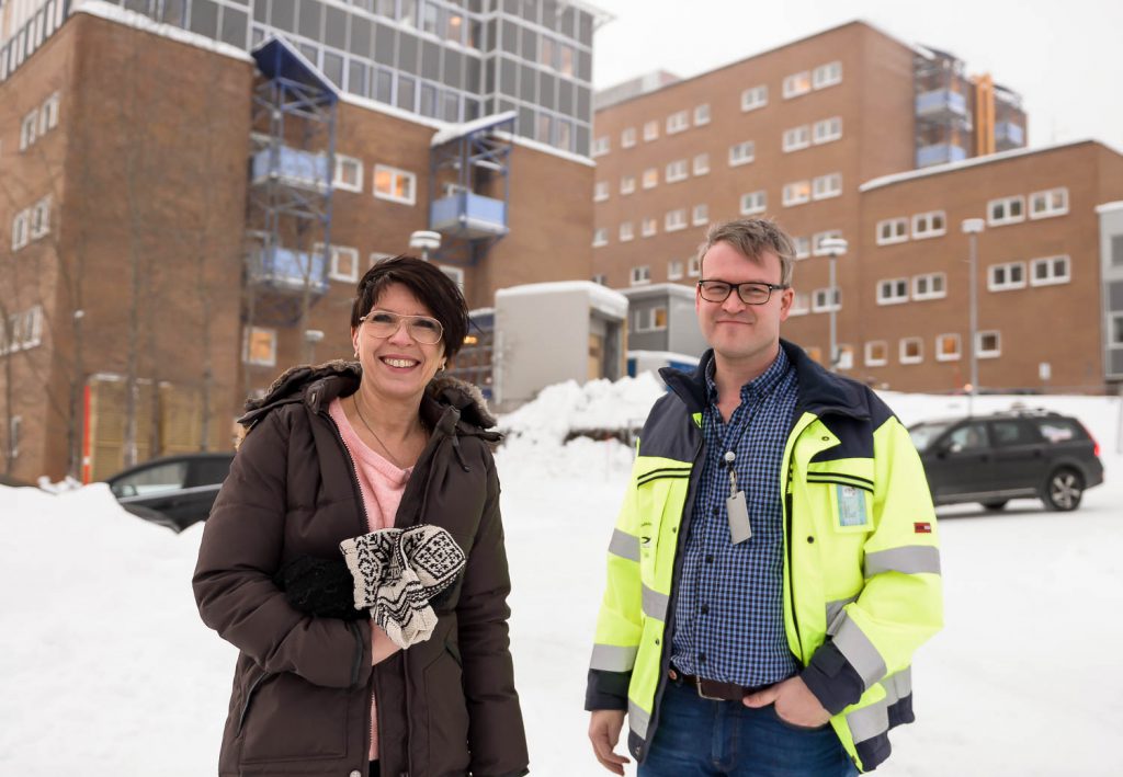 En gruppe mennesker poserer for kameraet i snøen