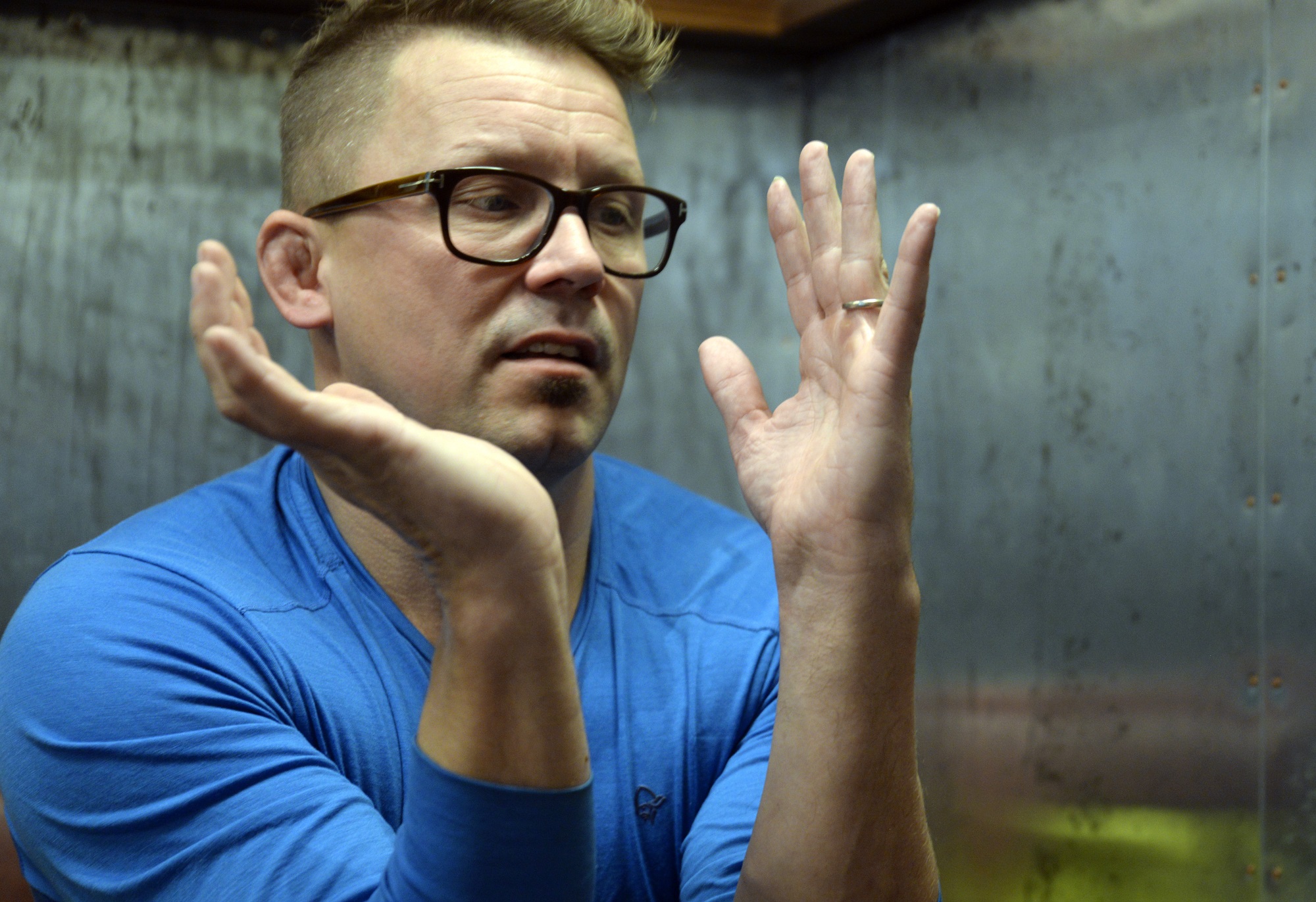 Den påsydde venstrehånda er ikke like myk og smidig som den friske høyrehånda, forklarer «Bryte-Stig». (Foto: Rune Stoltz Bertinussen)