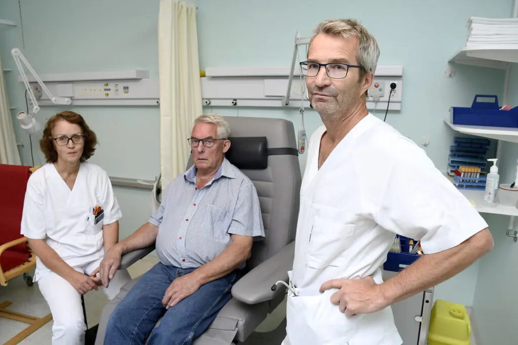 Fra venstre sykepleier Aslaug Jakobsen ved forskningsposten, Bjørnar Klaussen som er frivillig innbygger i undersøkelsen, og til høyre Toralf Melsom, professoren som har ledet RENIS siden 2018. Foto: Rune Stoltz Bertinussen, Krysspress