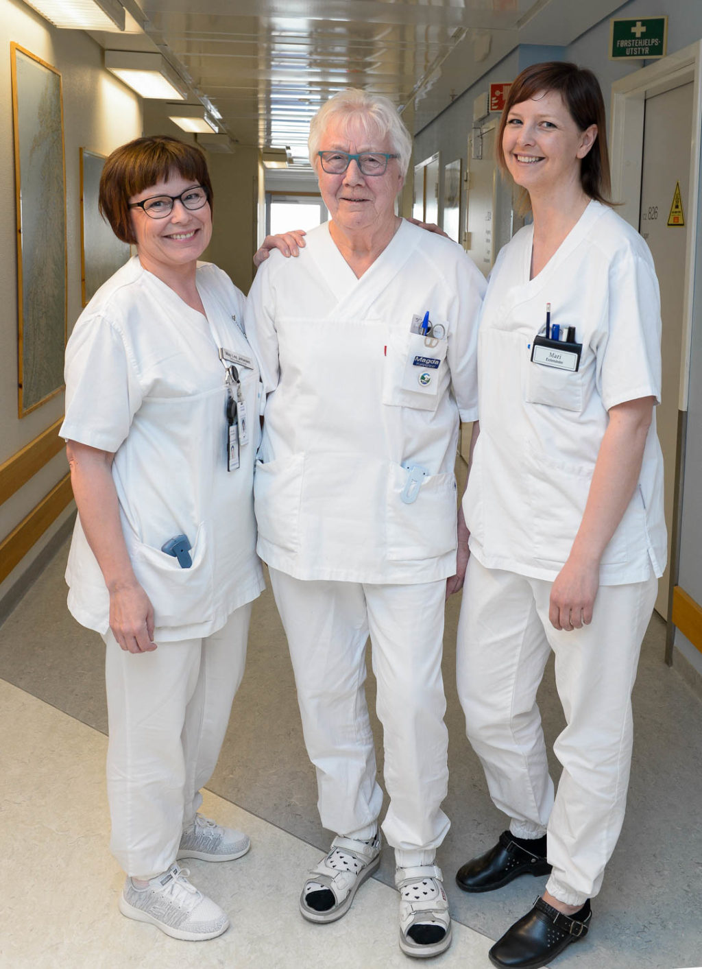 En gruppe mennesker i hvite laboratoriefrakker