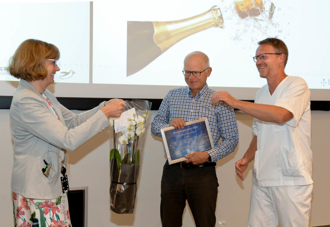 En gruppe mennesker som snakker