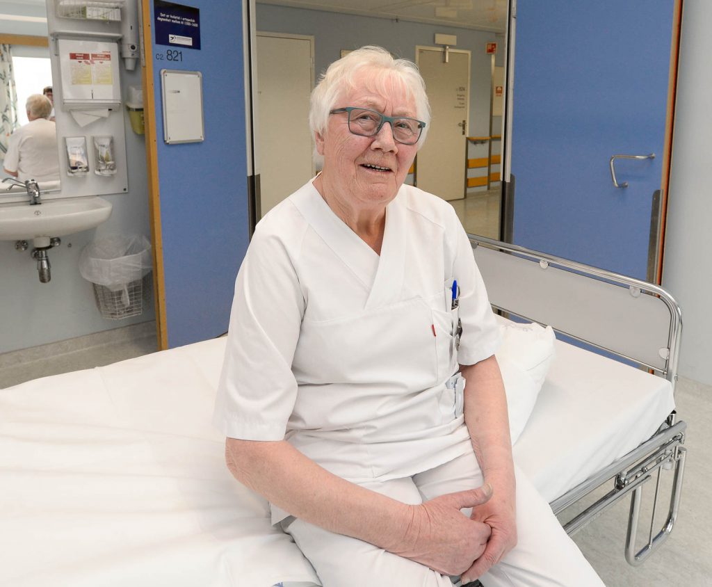 En mann i hvit frakk