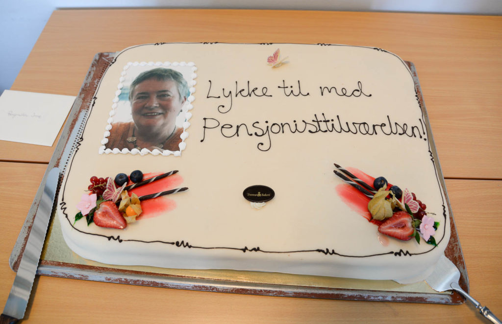 En kake med et bilde av en person på