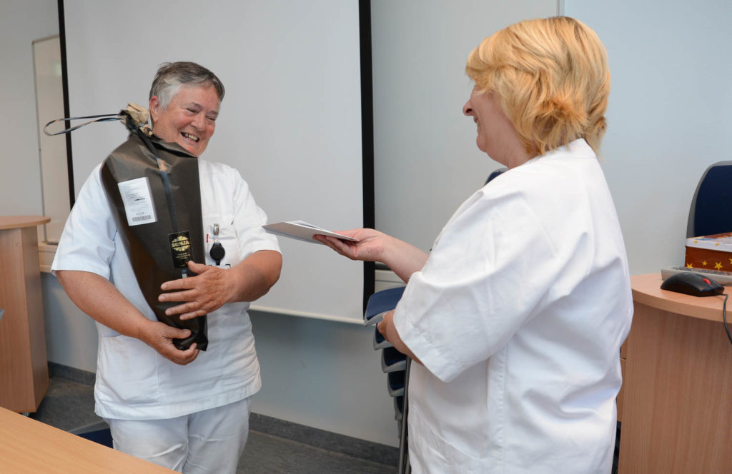 En kvinne og en mann som snakker