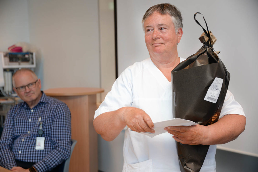 En mann som holder en pose papir