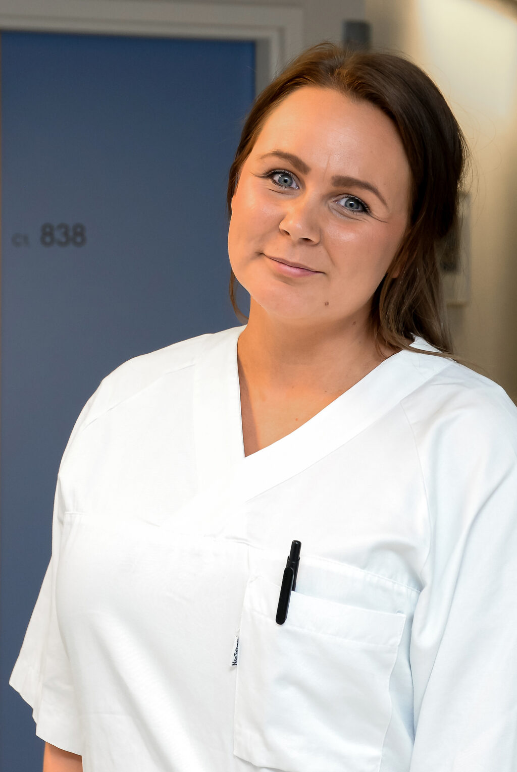 En kvinne iført hvit skjorte