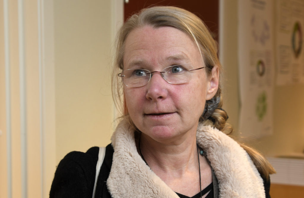 En kvinne med briller