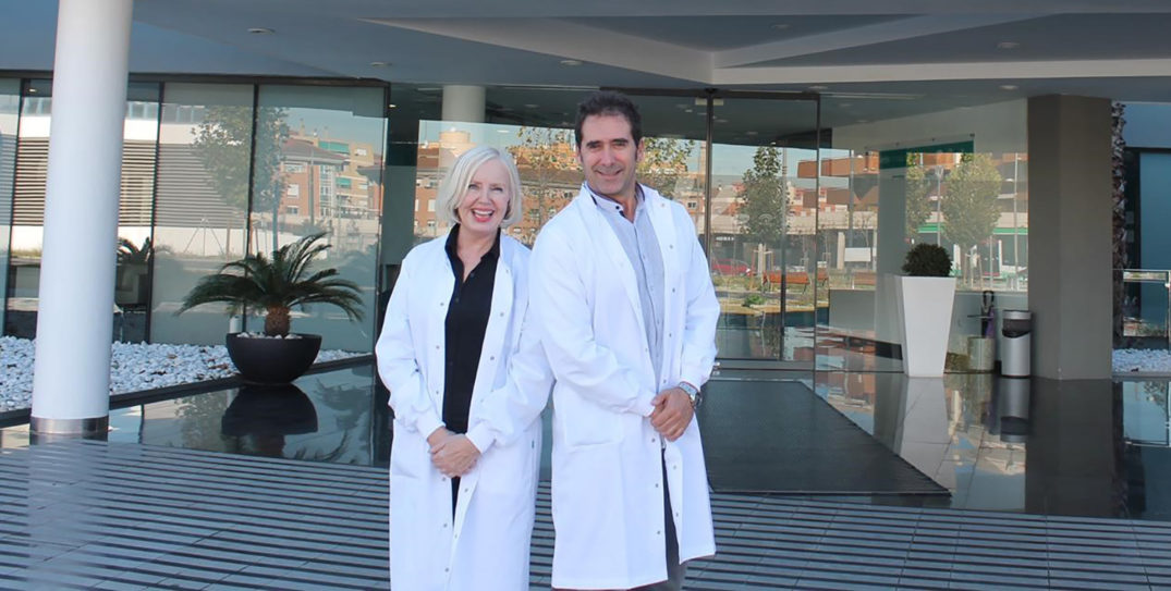 En mann og en kvinne i hvite frakker