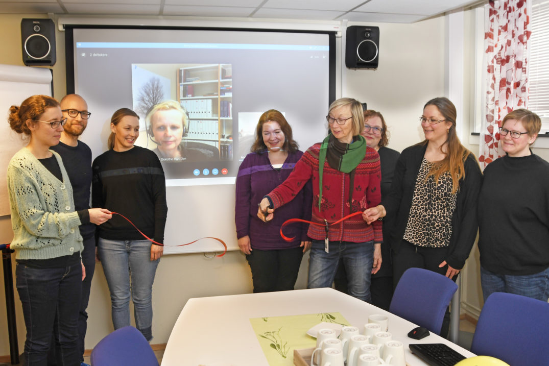 En gruppe mennesker som står foran en whiteboard