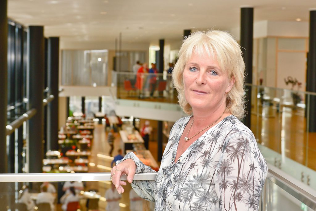 Anita Knutsen fra Sortland er pasient ved UNN. Hun er imponert over standarden og de trivelige omgivelsene i det nye Pingvinhotellet i Tromsø. Foto: Frode Abrahamsen, UNN