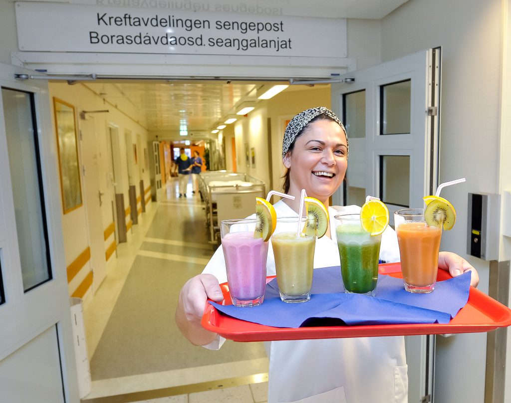 En person som holder et brett med drikke