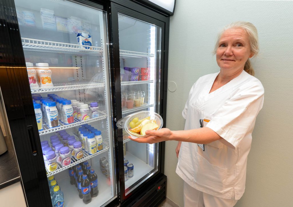 En person som holder en bolle med mat