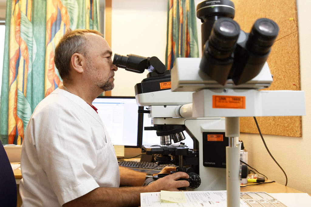 En mann som bruker en datamaskin