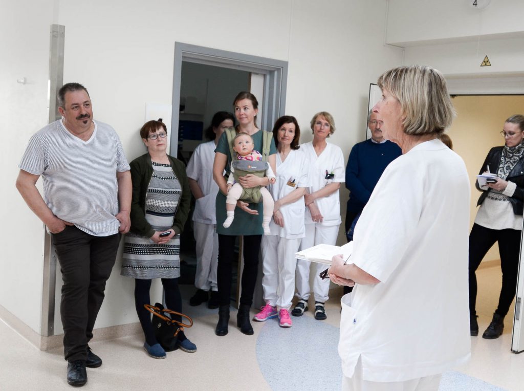 En gruppe mennesker som står i et rom