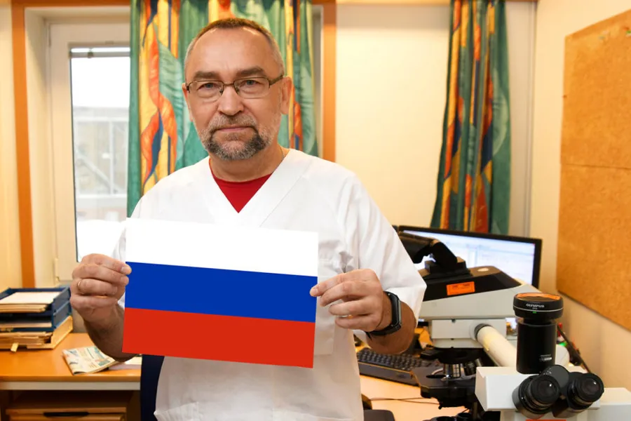 En mann som holder et papir