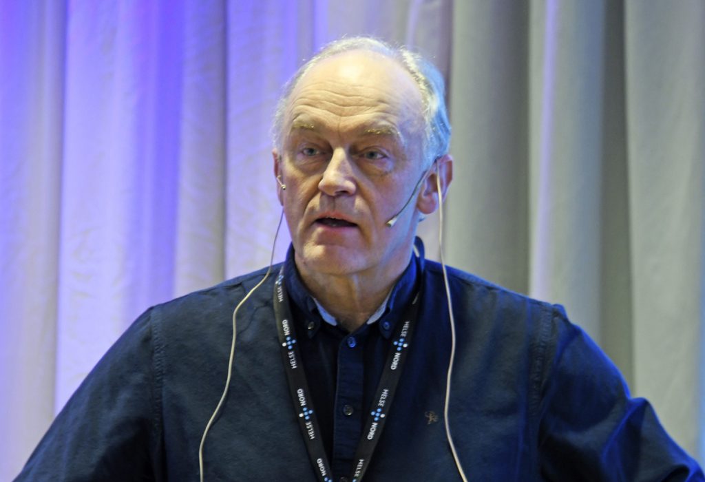 En mann iført svart jakke