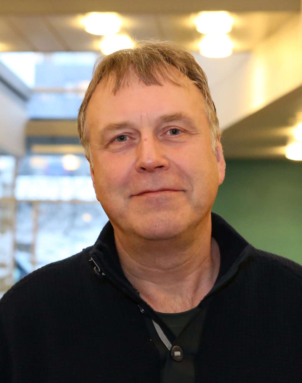 En mann i svart skjorte