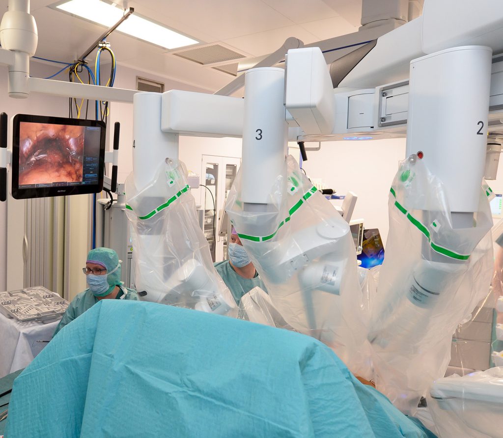 En gruppe kirurger som utfører kirurgi