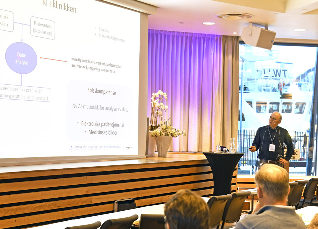 En mann som holder en presentasjon